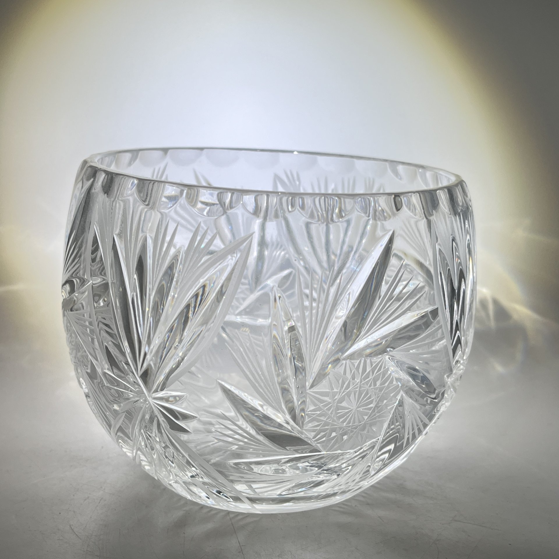 Салатник (конфетница) с резным геометрическим декором, хрусталь, пресс, алмазная грань, СССР, 1970-1990 гг.