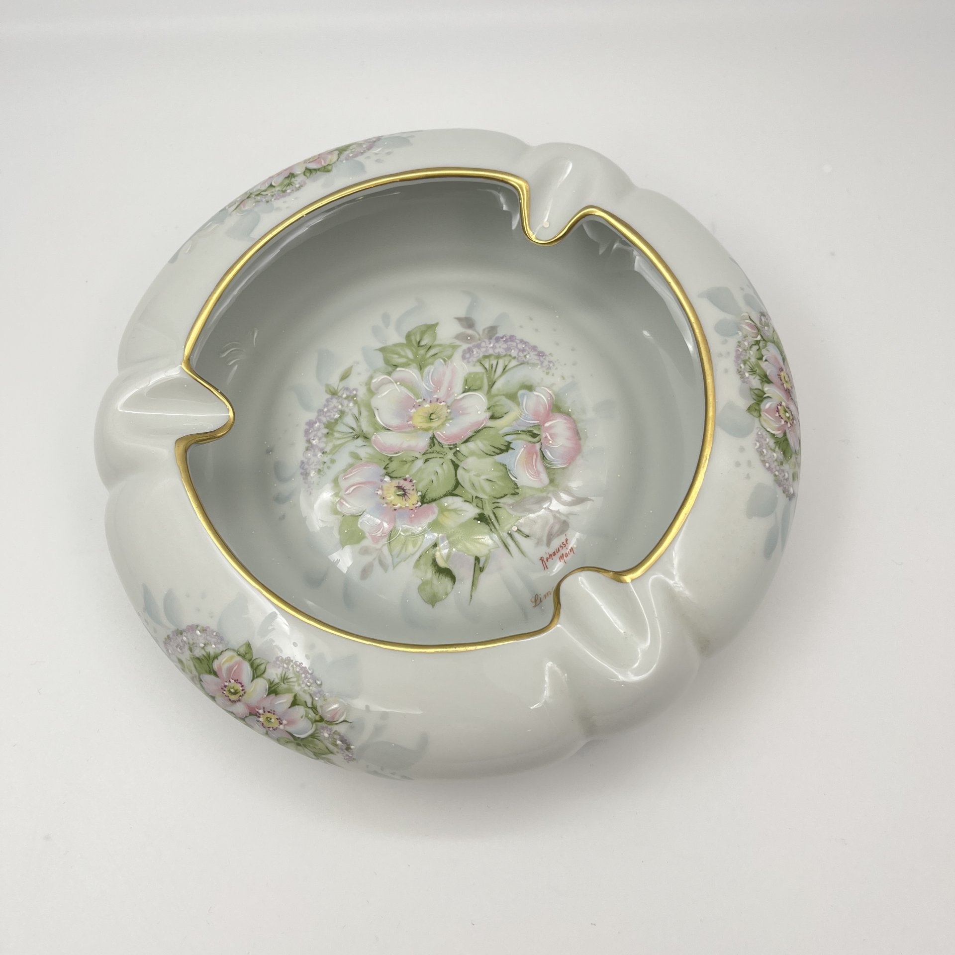 Пепельница круглой формы, с нежным цветочным декором La Seynie Limoges, фарфор, деколь с подрисовкой, золочение, Франция, 1950-1970 гг.