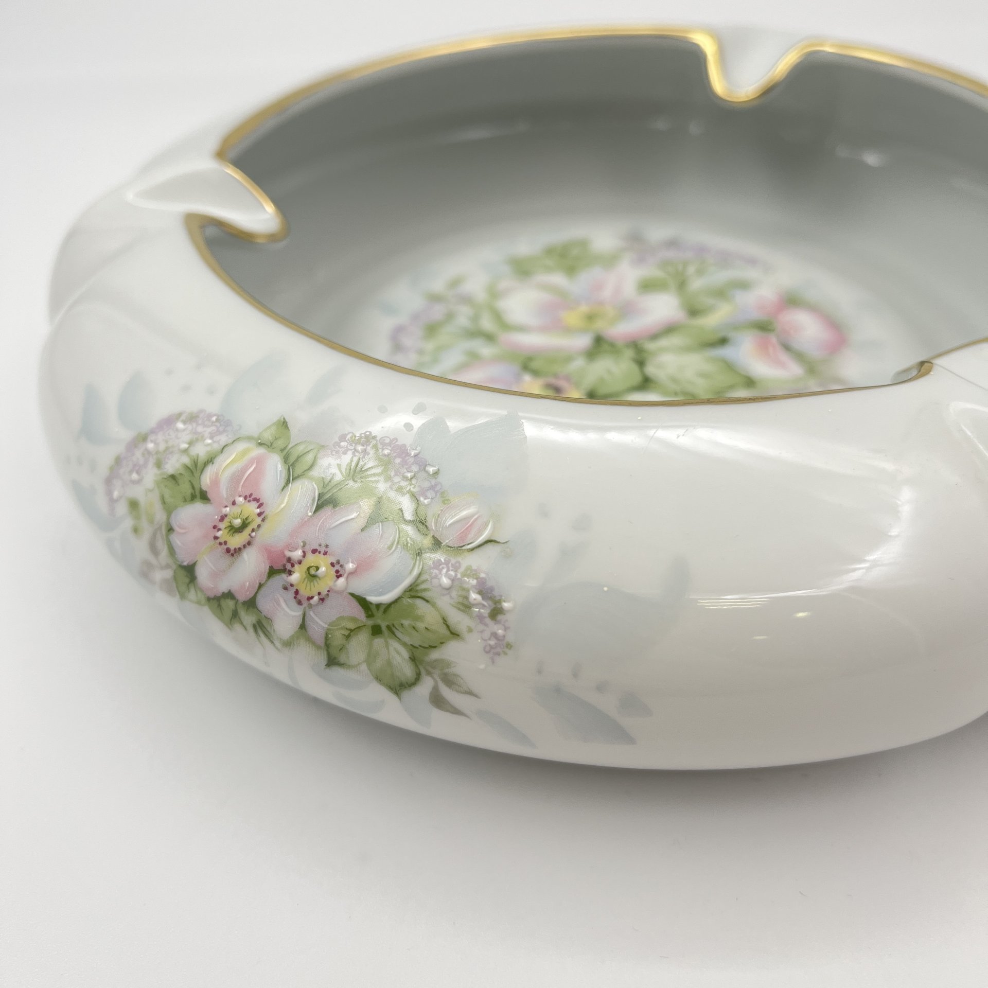 Пепельница круглой формы, с нежным цветочным декором La Seynie Limoges, фарфор, деколь с подрисовкой, золочение, Франция, 1950-1970 гг.