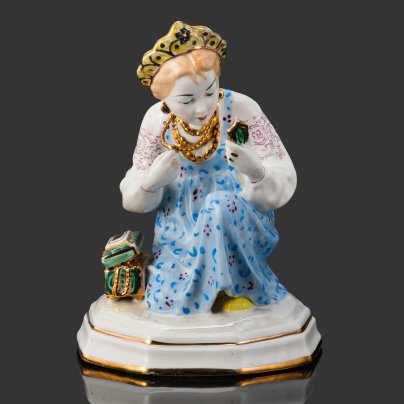 Статуэтка "Малахитовая шкатулка" ("Танюшка и тятино подаренье"), скульптор О.М. Богданова, фарфор, роспись, золочение, люстр, Ленинградский завод фарфоровых изделий (ЛЗФИ), СССР, 1967-1973 гг.