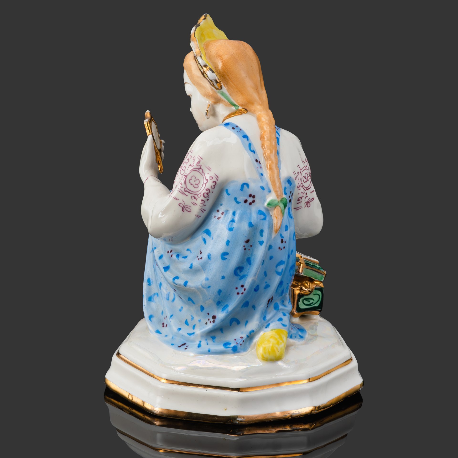 Статуэтка "Малахитовая шкатулка" ("Танюшка и тятино подаренье"), скульптор О.М. Богданова, фарфор, роспись, золочение, люстр, Ленинградский завод фарфоровых изделий (ЛЗФИ), СССР, 1967-1973 гг.