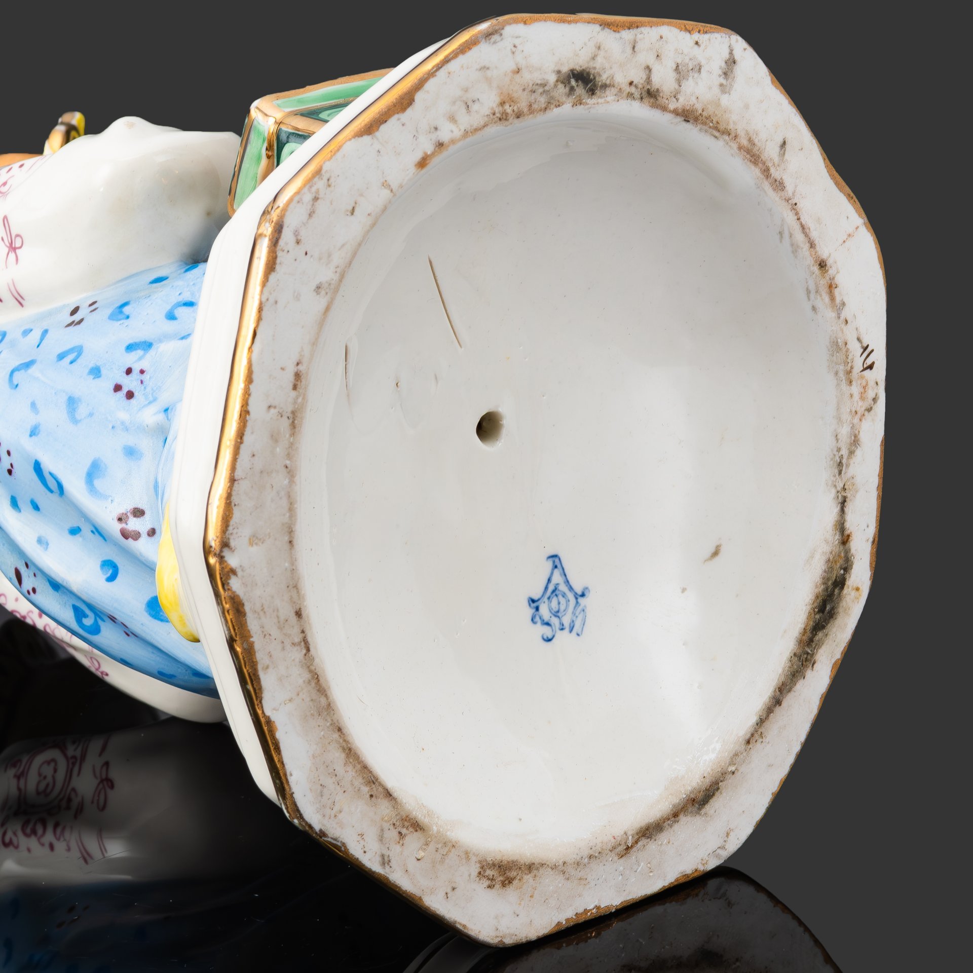 Статуэтка "Малахитовая шкатулка" ("Танюшка и тятино подаренье"), скульптор О.М. Богданова, фарфор, роспись, золочение, люстр, Ленинградский завод фарфоровых изделий (ЛЗФИ), СССР, 1967-1973 гг.