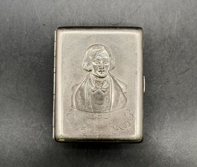 Портсигар с изображением Н.В. Гоголя (1852-1952) и лавровой ветвью на обратной стороне (К столетию со дня рождения)