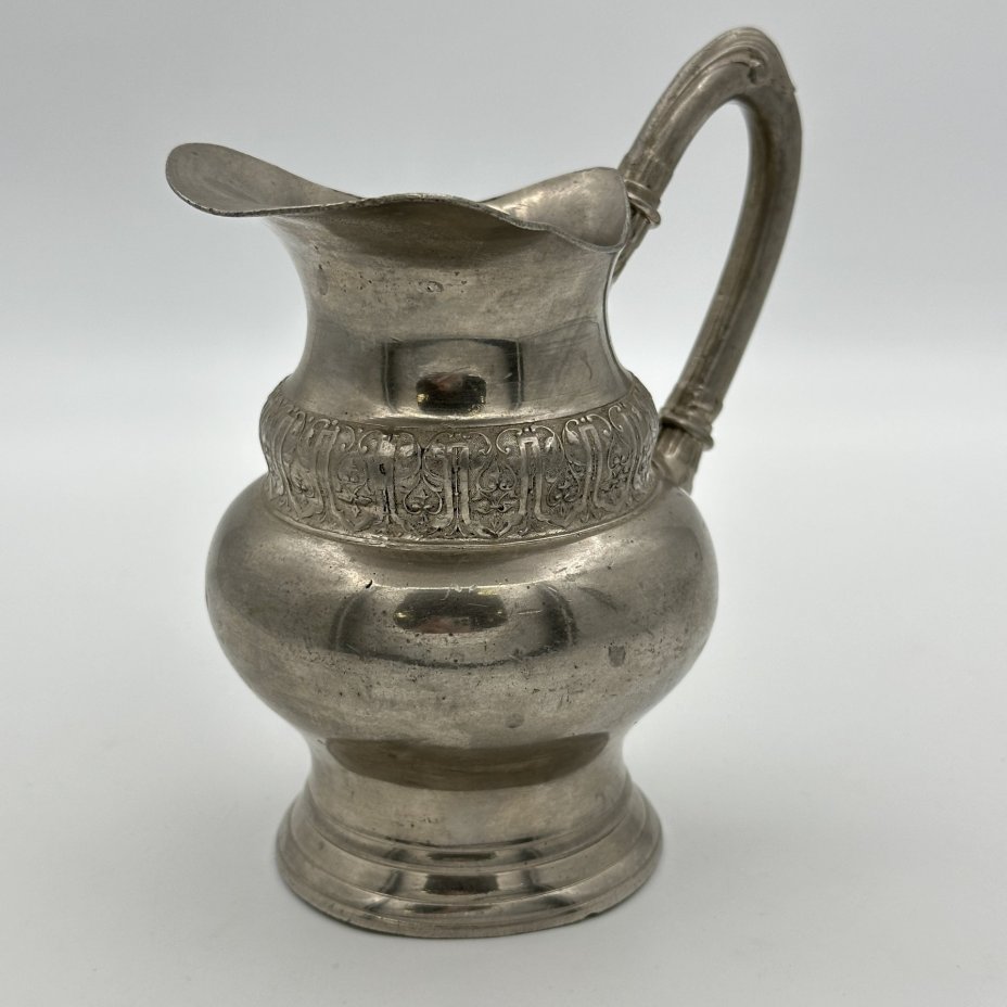 Молочник с орнаментом на тулове и фигурной ручкой, клеймо "Weiss metal", металл