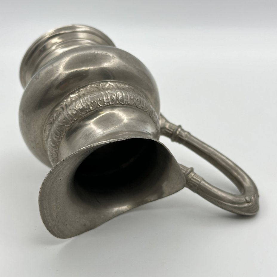 Молочник с орнаментом на тулове и фигурной ручкой, клеймо "Weiss metal", металл