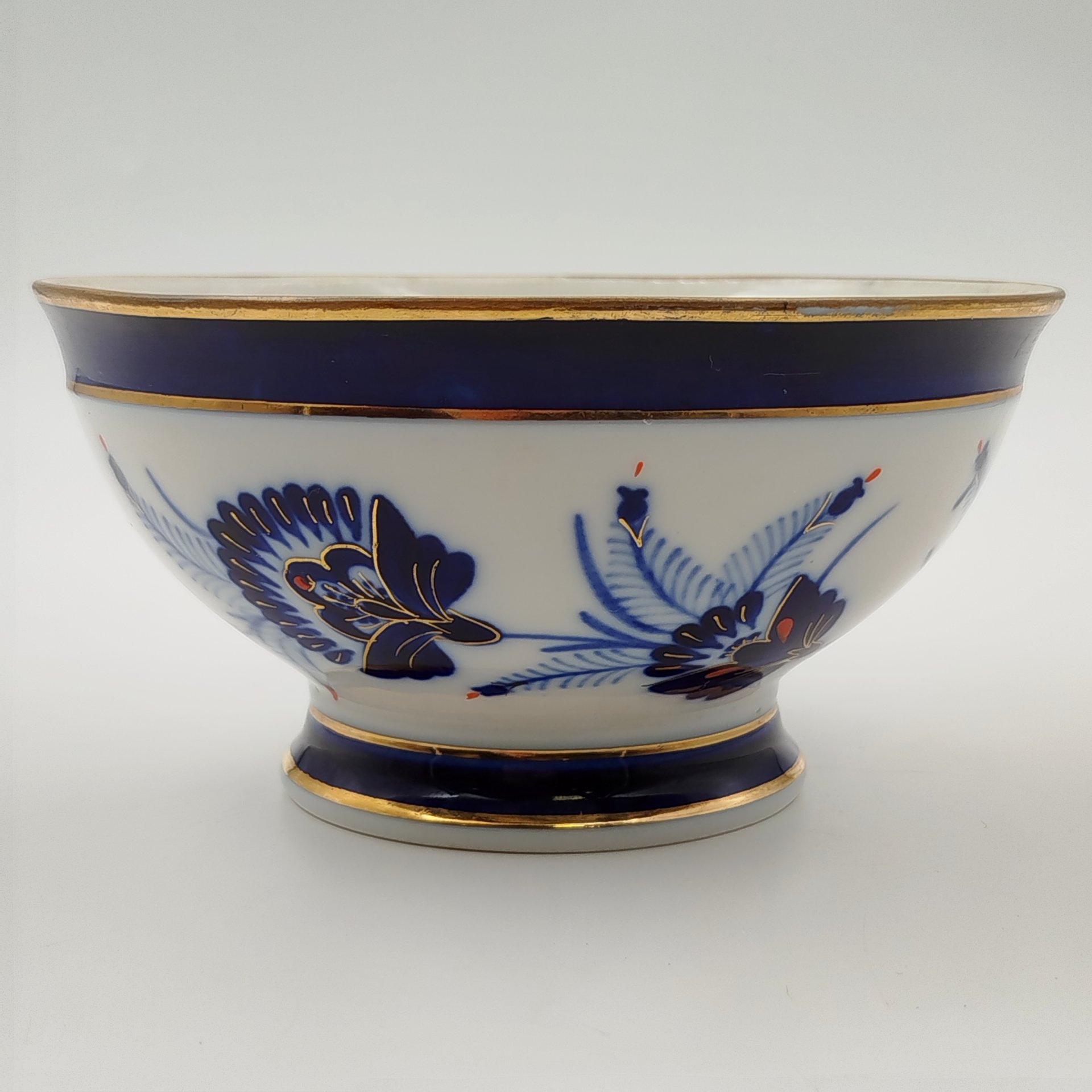 Полоскательница из прибора для воды "Декоративные цветы", автор формы Яковлева С.Е., автор формы Мох М.Н., фарфор, роспись, золочение, Ленинградский фарфоровый завод (ЛФЗ), СССР, 1950-1960 гг.