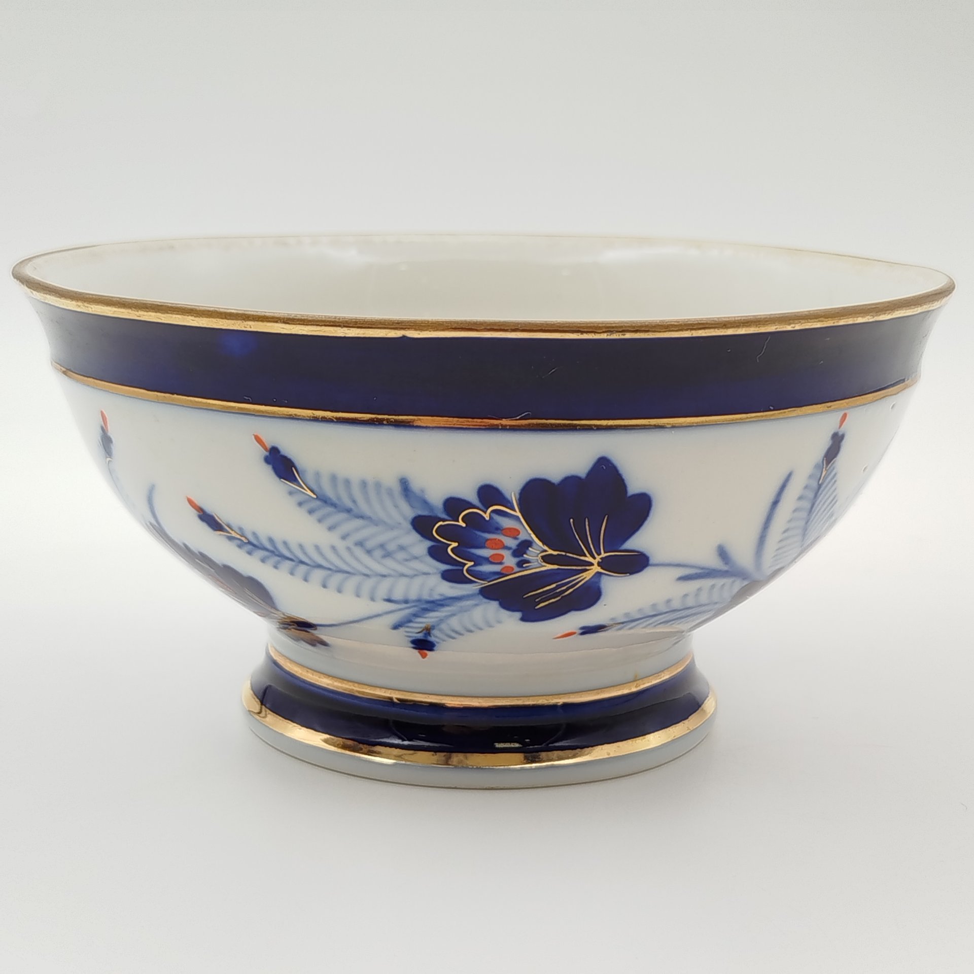 Полоскательница из прибора для воды "Декоративные цветы", автор формы Яковлева С.Е., автор формы Мох М.Н., фарфор, роспись, золочение, Ленинградский фарфоровый завод (ЛФЗ), СССР, 1950-1960 гг.