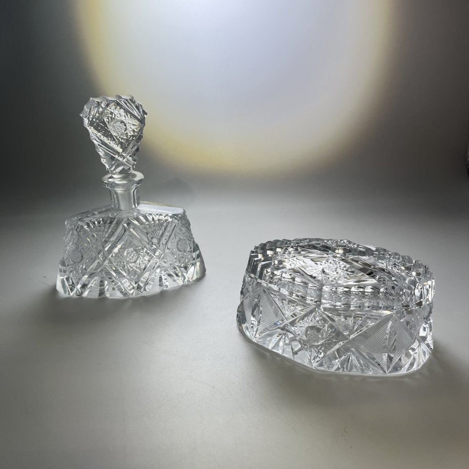 Парфюмерный набор (дамский набор для туалетного столика), состоящий из флакона для духов и шкатулки, хрусталь, алмазная грань, Чехословакия, 1970-1990 гг.