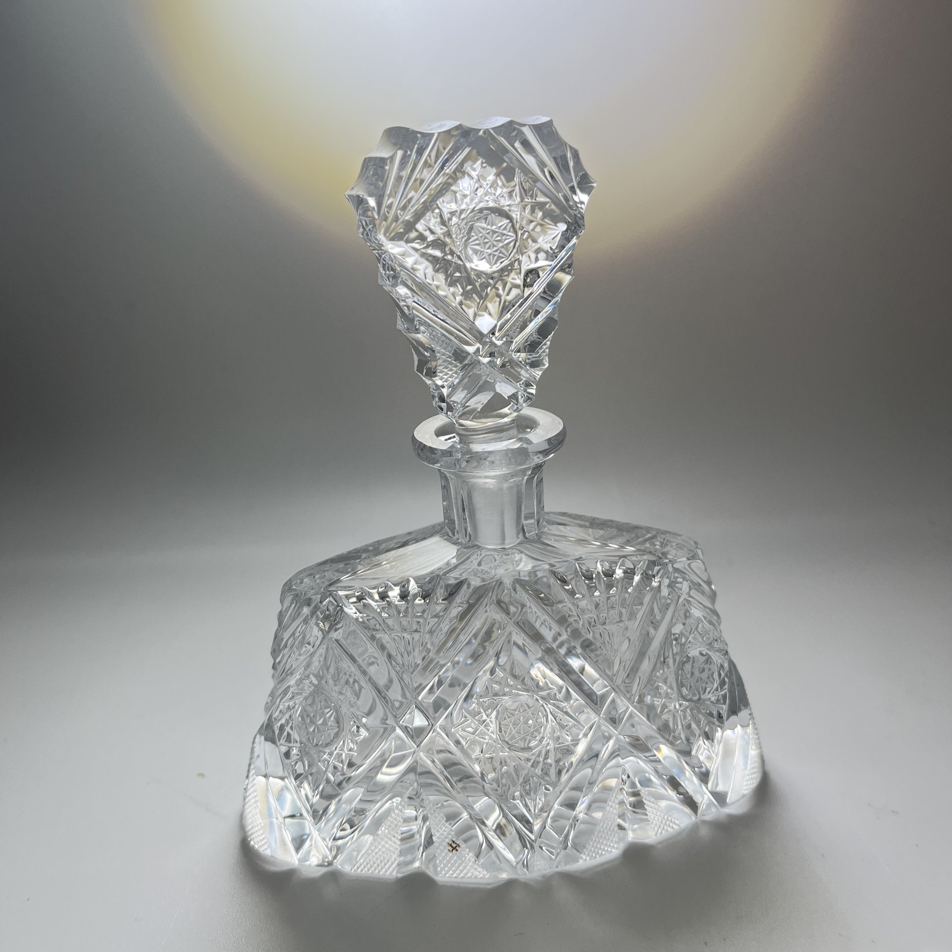 Парфюмерный набор (дамский набор для туалетного столика), состоящий из флакона для духов и шкатулки