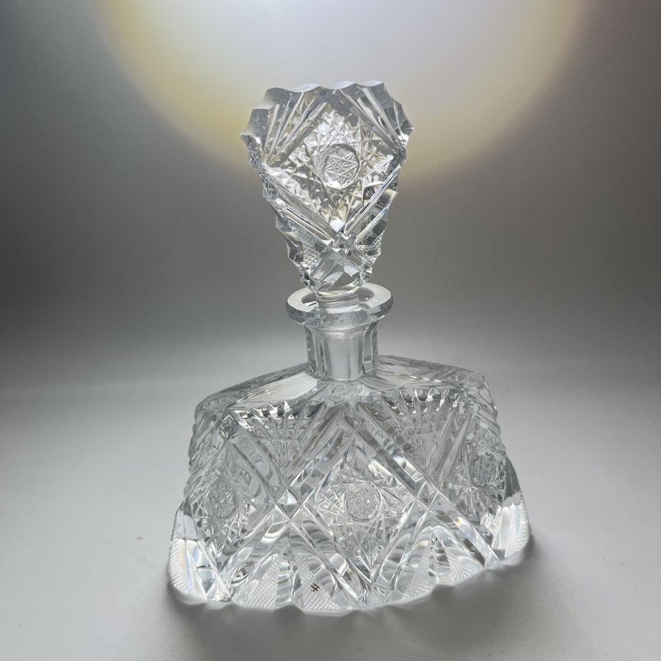 Парфюмерный набор (дамский набор для туалетного столика), состоящий из флакона для духов и шкатулки