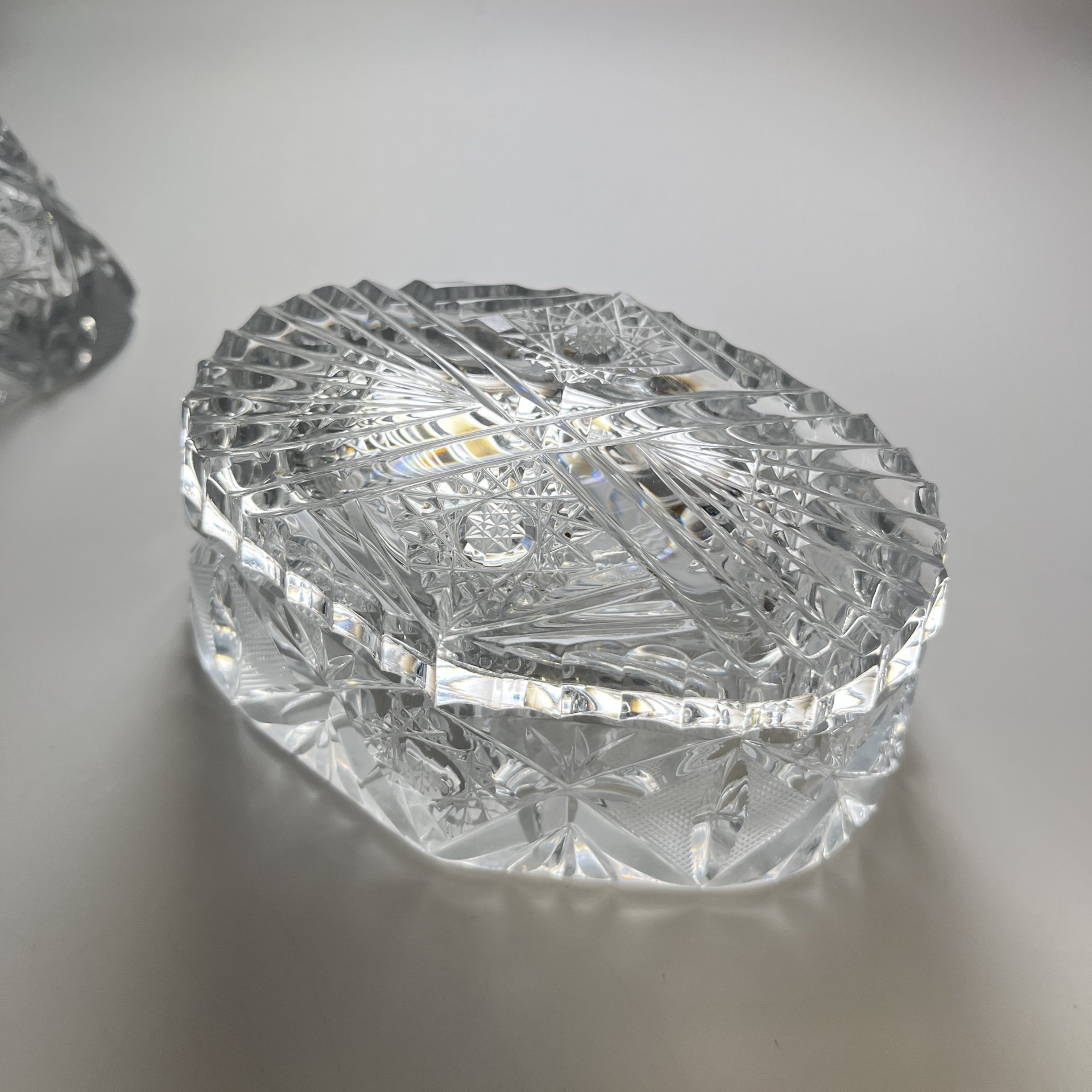 Парфюмерный набор (дамский набор для туалетного столика), состоящий из флакона для духов и шкатулки