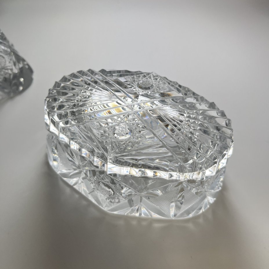 Парфюмерный набор (дамский набор для туалетного столика), состоящий из флакона для духов и шкатулки