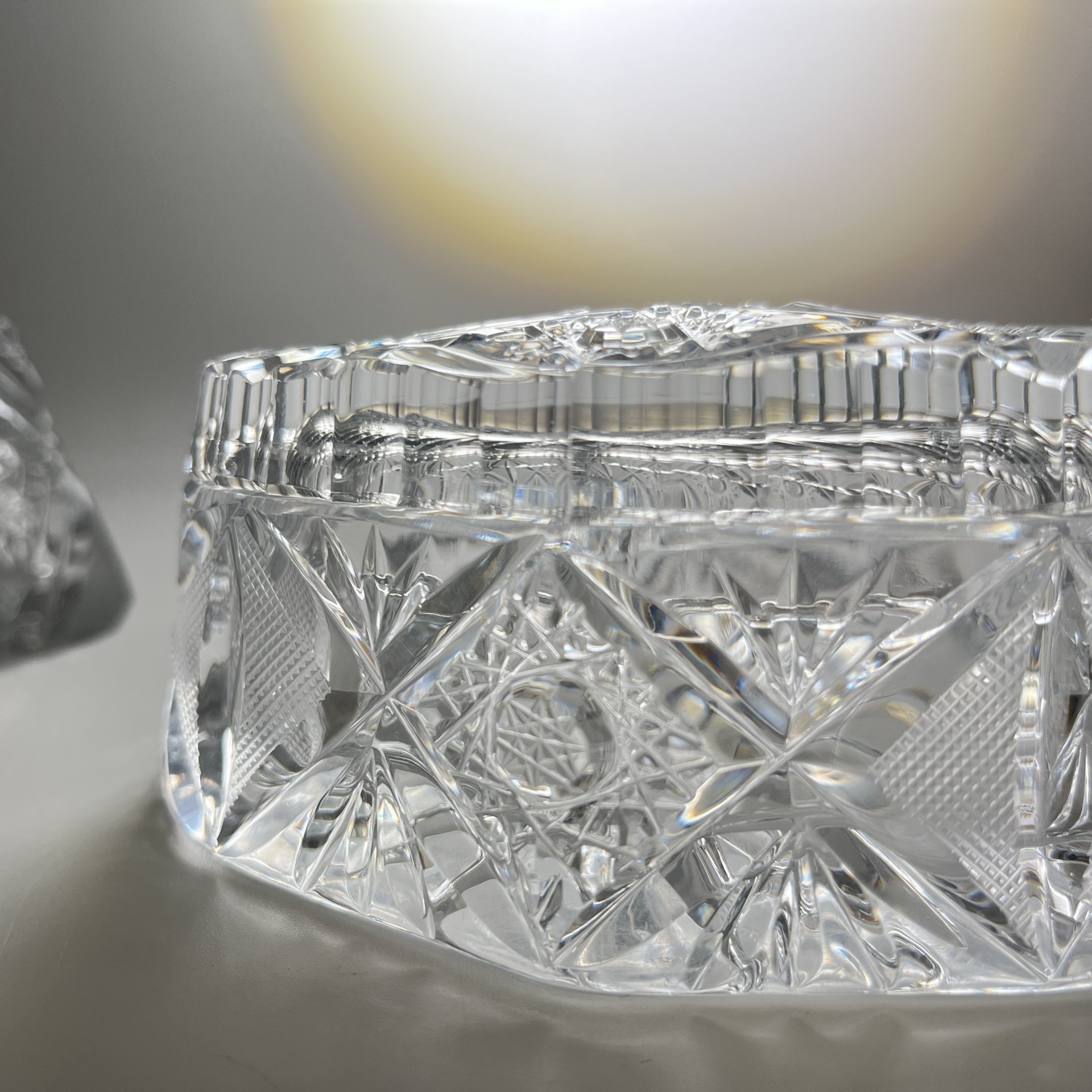 Парфюмерный набор (дамский набор для туалетного столика), состоящий из флакона для духов и шкатулки