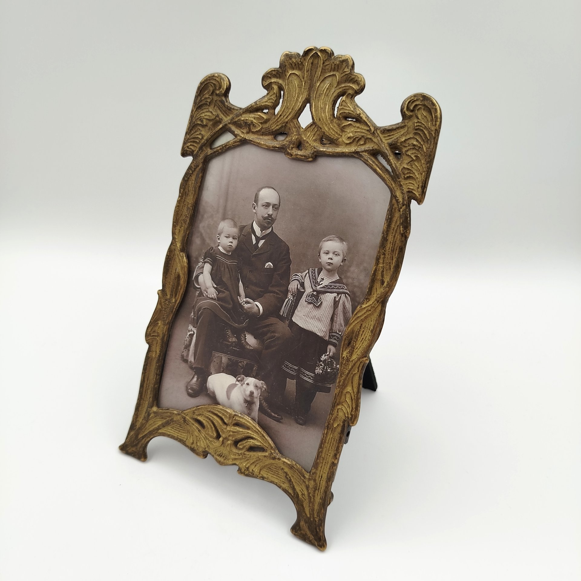 Рамка для фотографии, выполненная в стиле модерн, металл, патинирование, стекло