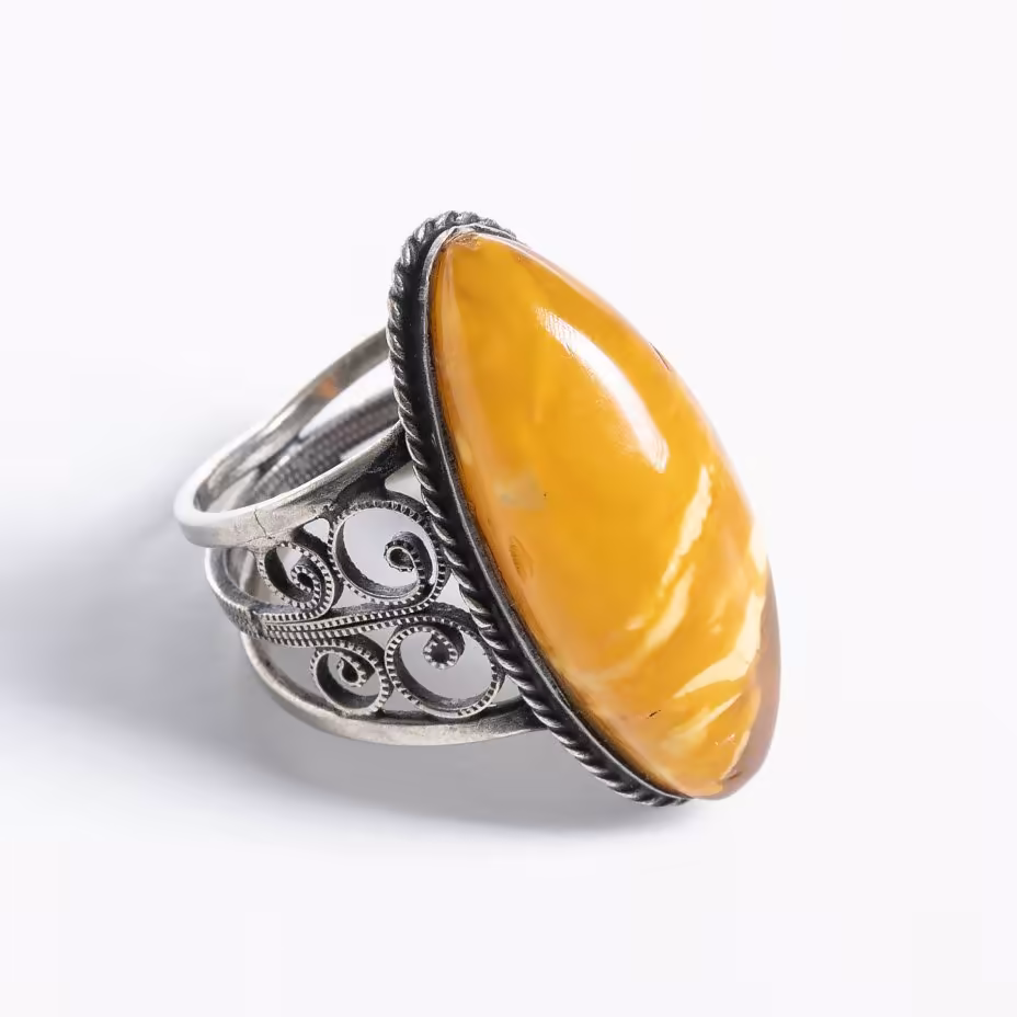 Кольцо с декором из скани и вставкой из янтаря, металл, СССР, 1970-1990 гг.