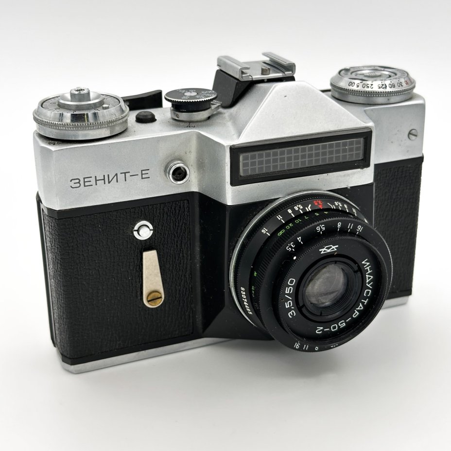 Фотоаппарат плёночный "Зенит-Е" с объективом "Индустар 50-2" в кофре, Белорусское оптико-механическое объединение (БелОМО)