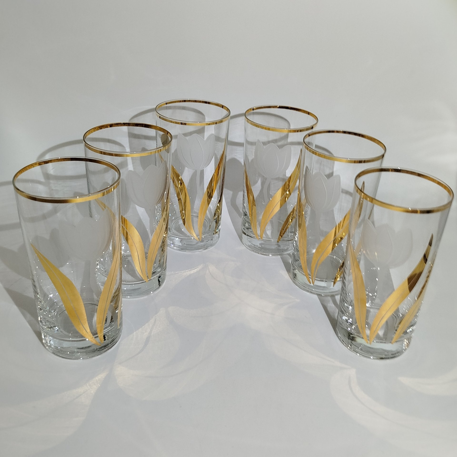 Набор для прохладительных напитков, декорированный изображением тюльпанов, на 6 персон (графин и стаканы), стекло, матирование, золочение, Bohemia Crystal (Bohemia Glass), Чехия, 1991-2000 гг.