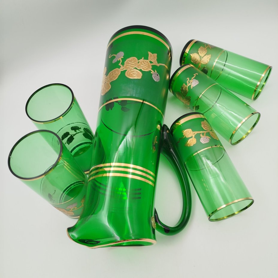 Набор для прохладительных напитков изумрудного оттенка, украшенный растительным декором (кувшин и 5 стаканов), стекло, золочение, Bohemia Crystal (Bohemia Glass), Чехословакия, 1970-1990 гг., Bohemia Crystal (Bohemia Glass)