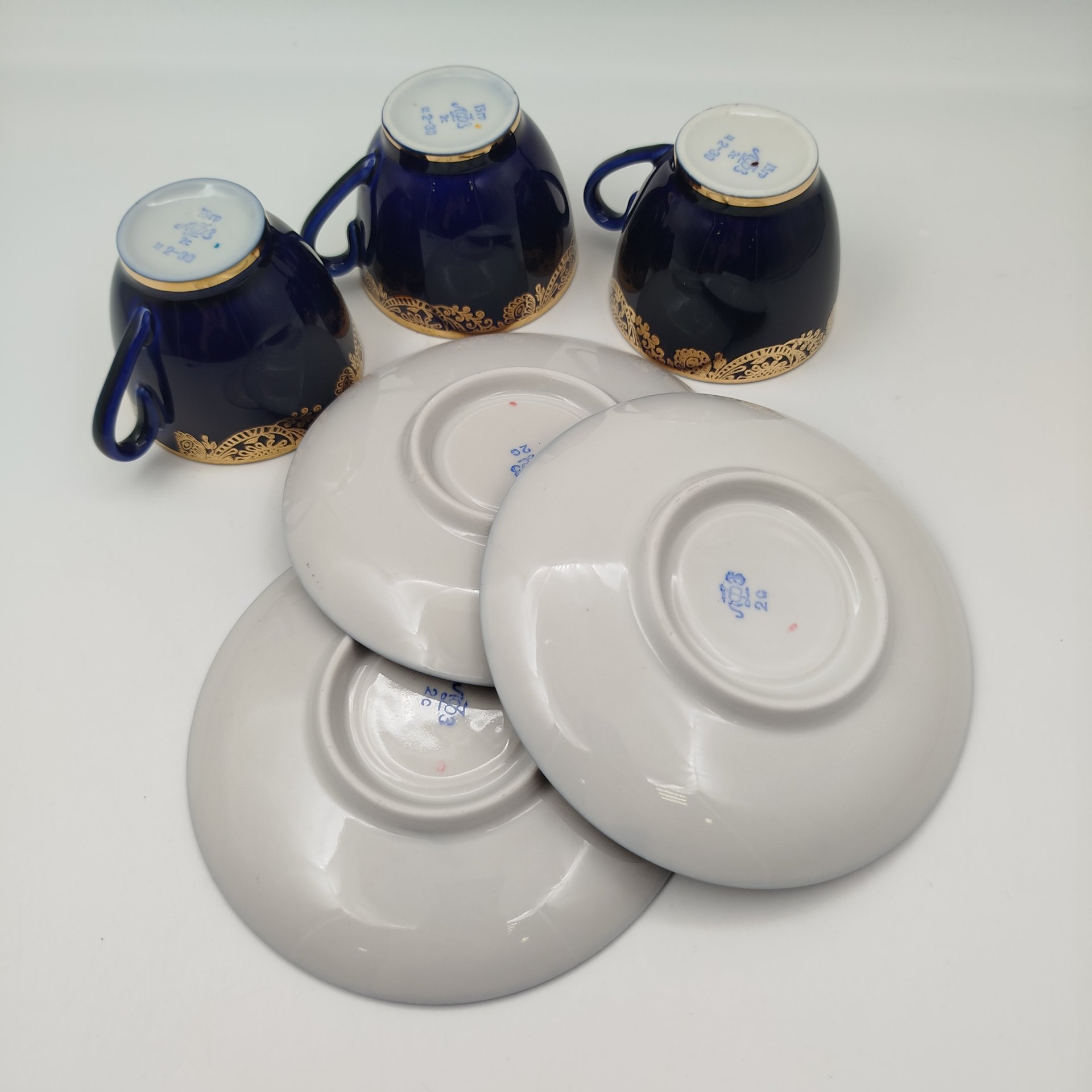 Набор кофейных пар на 3 персоны с золотистым узором на кобальтовом фоне, фарфор, крытье, золочение, Ленинградский фарфоровый завод (ЛФЗ), СССР, 1970-1986 гг.