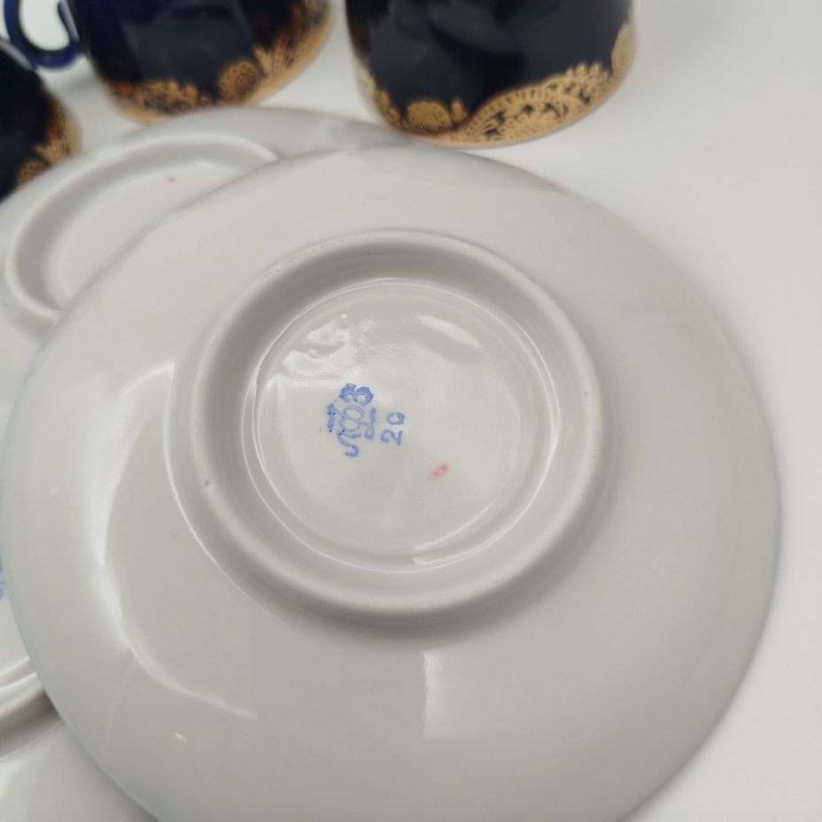 Набор кофейных пар на 3 персоны с золотистым узором на кобальтовом фоне, фарфор, крытье, золочение, Ленинградский фарфоровый завод (ЛФЗ), СССР, 1970-1986 гг.