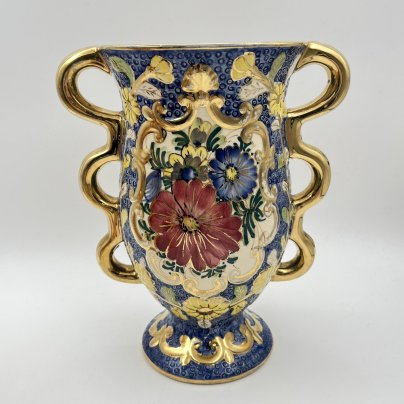 Ваза голубого оттенка с изображением пестрых цветов и фигурными ручками, фаянс, роспись, золочение, Бельгия, 1960-1990 гг.