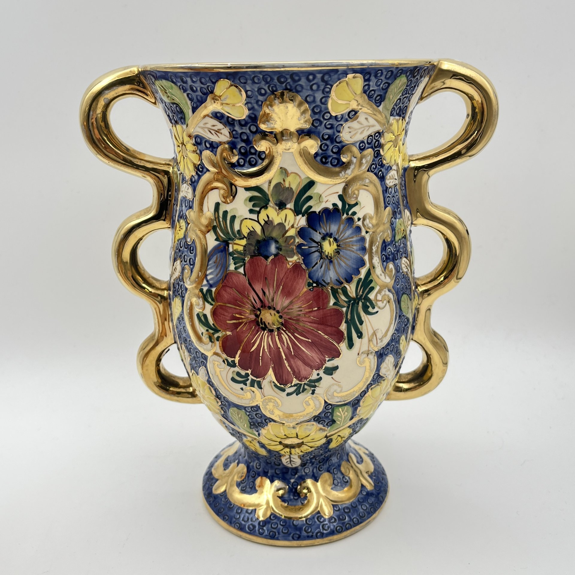 Ваза голубого оттенка с изображением пестрых цветов и фигурными ручками, фаянс, роспись, золочение, Бельгия, 1960-1990 гг.