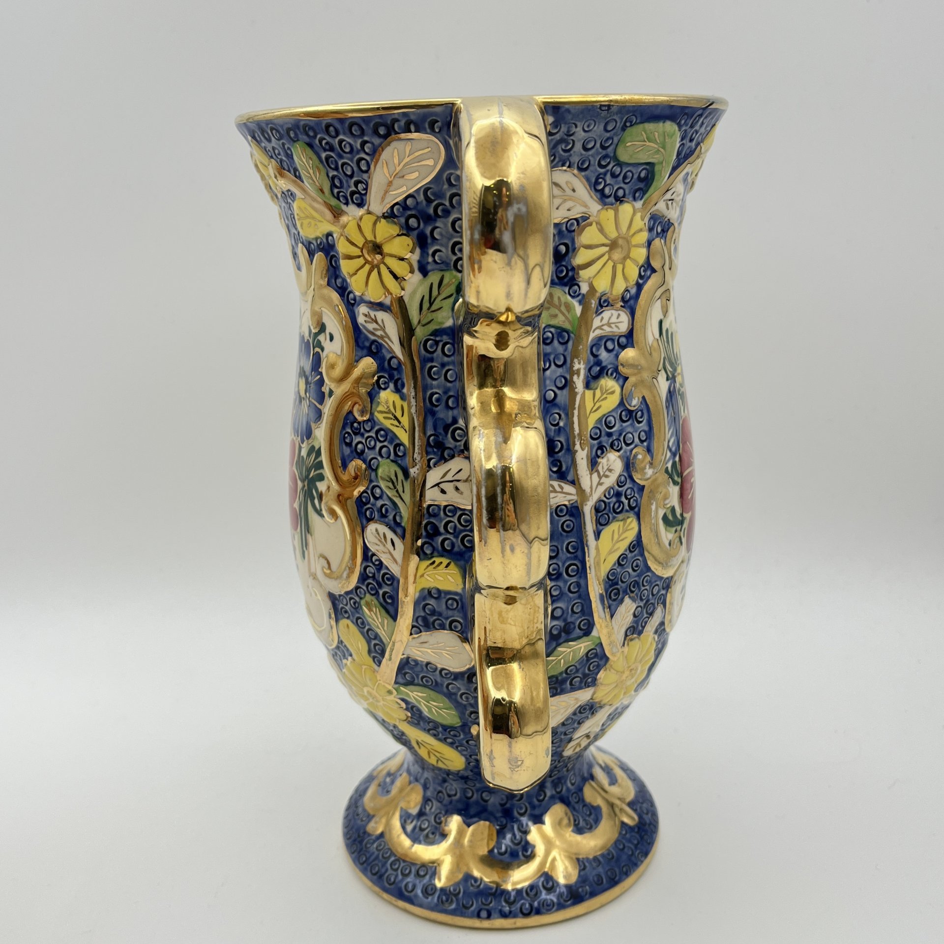 Ваза голубого оттенка с изображением пестрых цветов и фигурными ручками, фаянс, роспись, золочение, Бельгия, 1960-1990 гг.