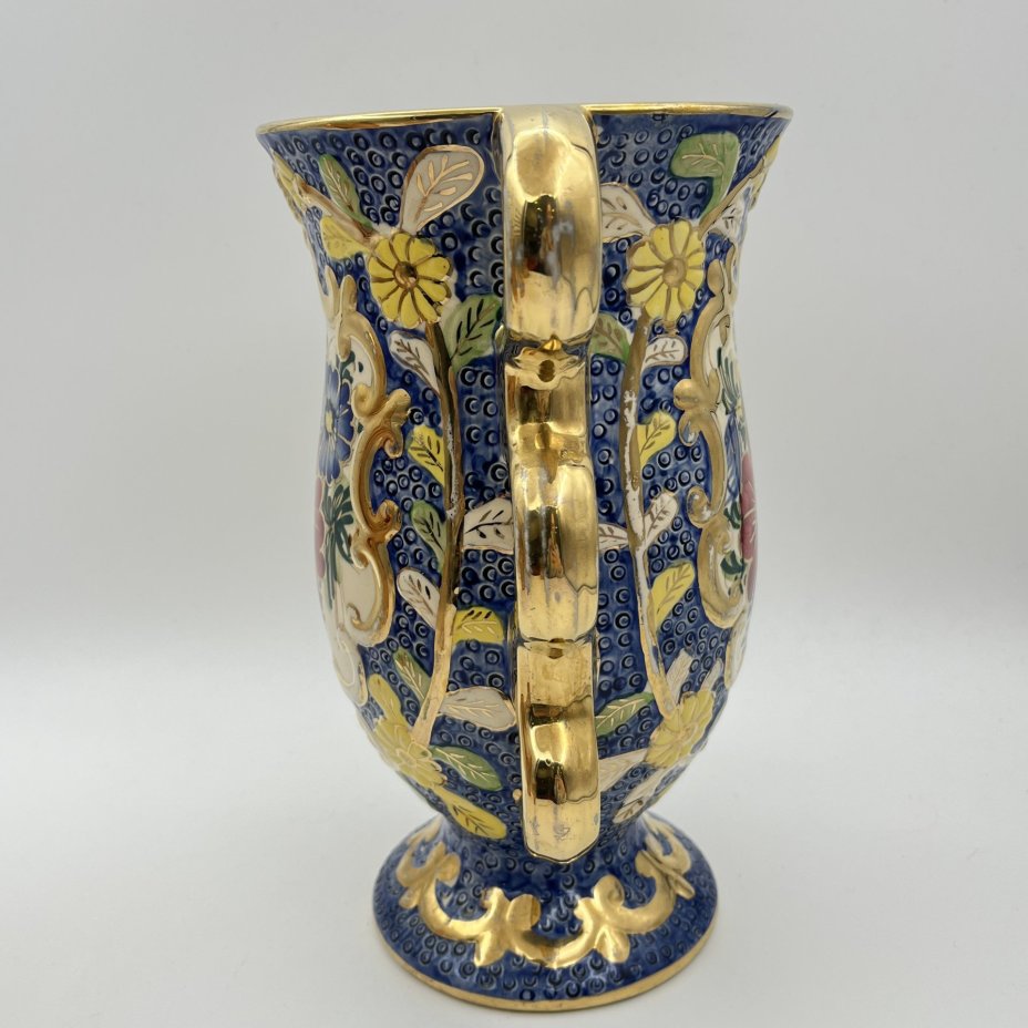 Ваза голубого оттенка с изображением пестрых цветов и фигурными ручками