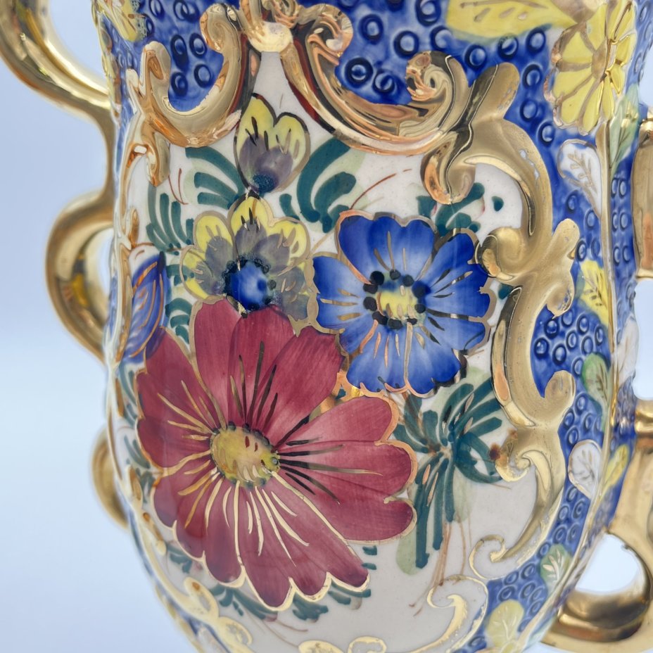 Ваза голубого оттенка с изображением пестрых цветов и фигурными ручками