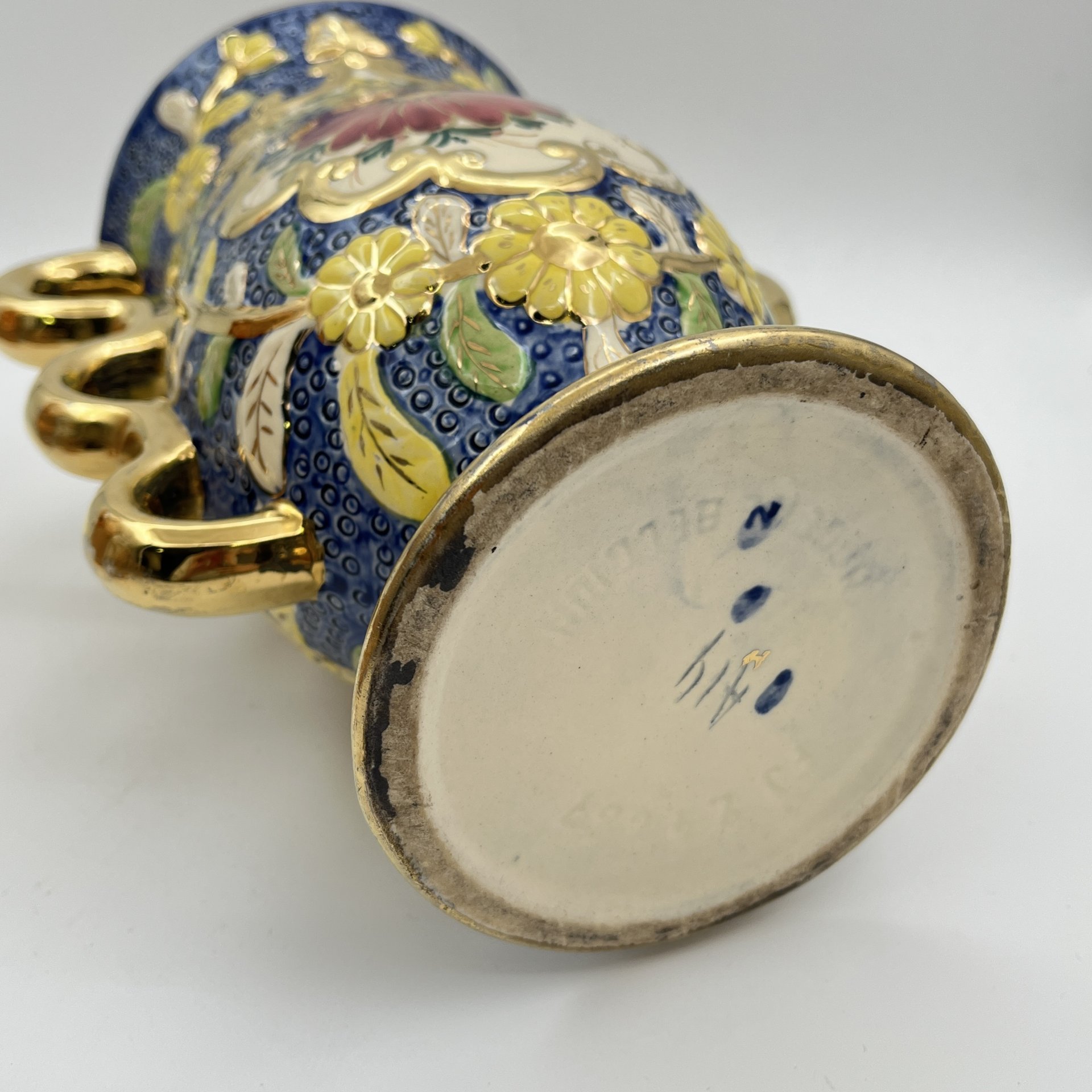 Ваза голубого оттенка с изображением пестрых цветов и фигурными ручками, фаянс, роспись, золочение, Бельгия, 1960-1990 гг.