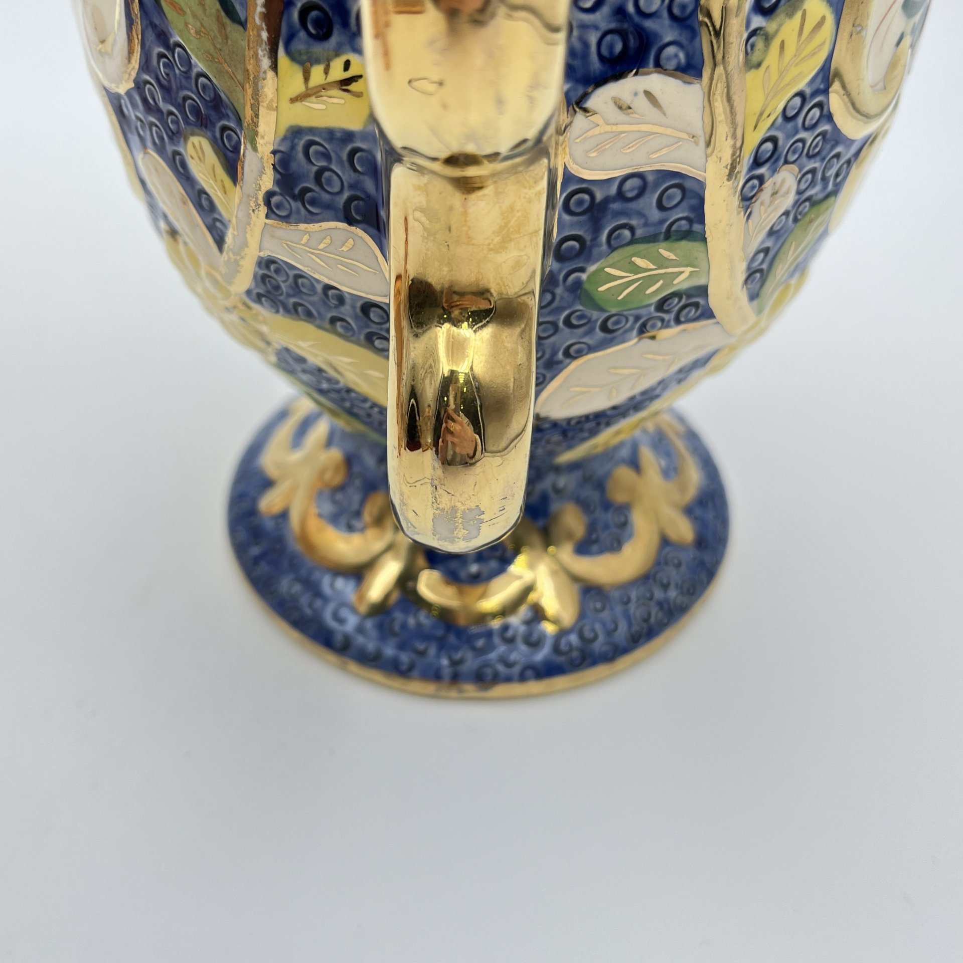 Ваза голубого оттенка с изображением пестрых цветов и фигурными ручками, фаянс, роспись, золочение, Бельгия, 1960-1990 гг.