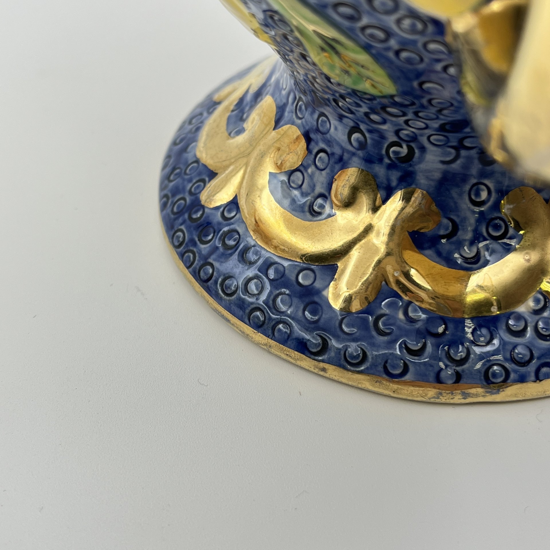 Ваза голубого оттенка с изображением пестрых цветов и фигурными ручками, фаянс, роспись, золочение, Бельгия, 1960-1990 гг.