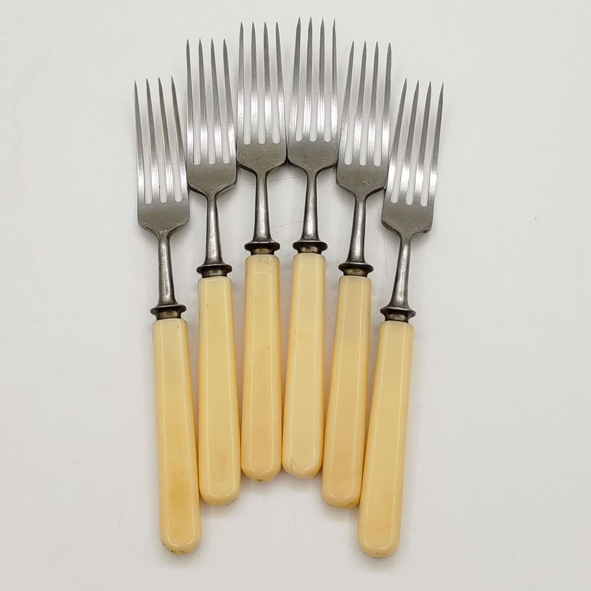 Набор из шести столовых вилок