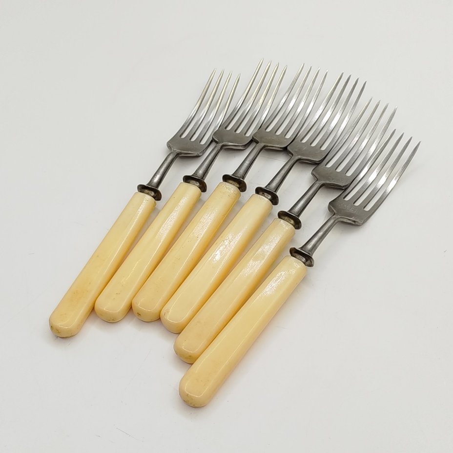 Набор из шести столовых вилок