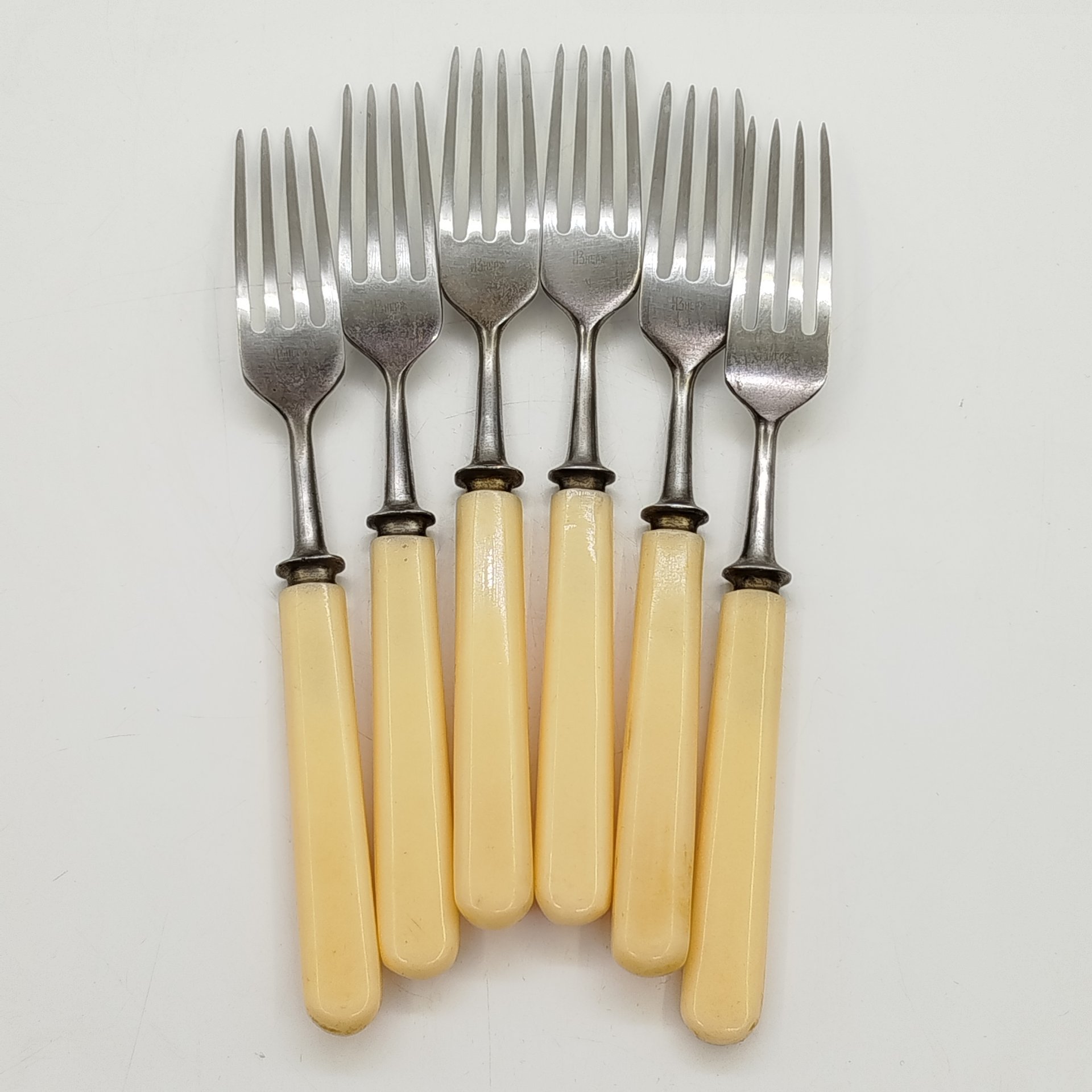 Набор из шести столовых вилок