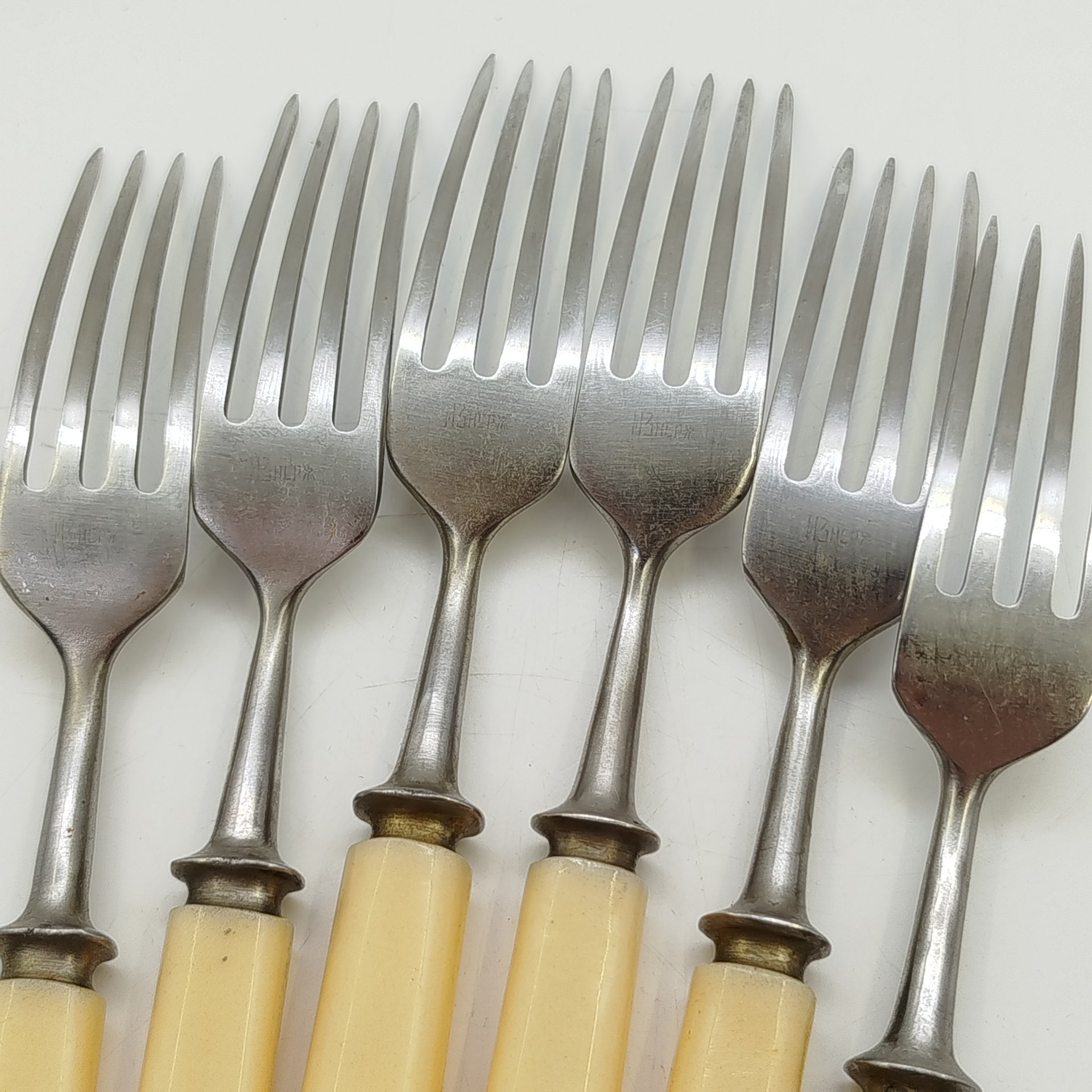 Набор из шести столовых вилок