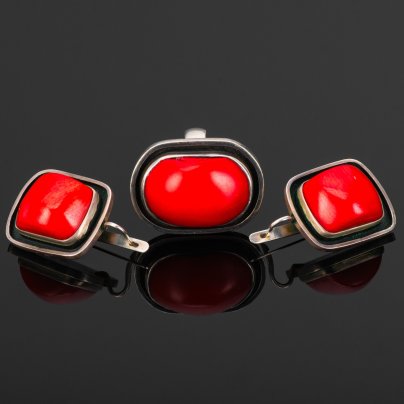 Набор женских украшений (серьги, кольцо) лаконичной формы с крупными вставками, металл, натуральный коралл, СССР, 1970-1990 гг.