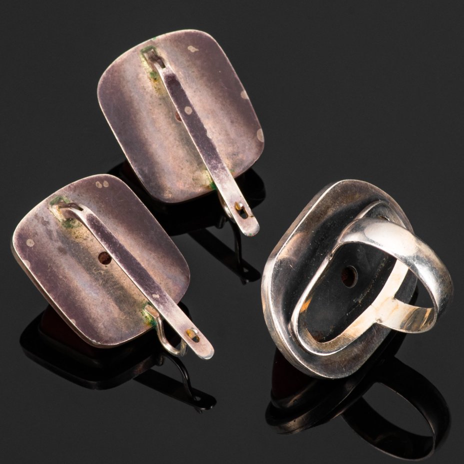 Набор женских украшений (серьги, кольцо) лаконичной формы с крупными вставками, металл, натуральный коралл, СССР, 1970-1990 гг.