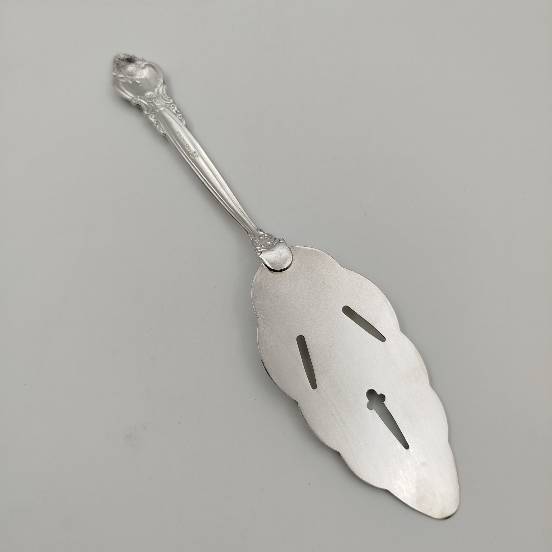 Лопатка сервировочная с растительным декором, мНЦ (медь-никель-цинк), Кольчугинский завод цветных металлов, СССР, 1960-1980 гг.