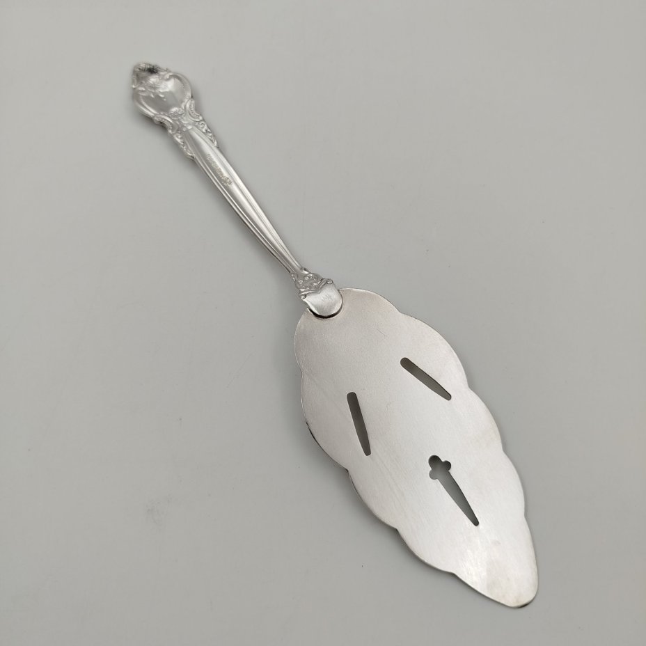 Лопатка сервировочная с растительным декором, мНЦ (медь-никель-цинк), Кольчугинский завод цветных металлов, СССР, 1960-1980 гг.