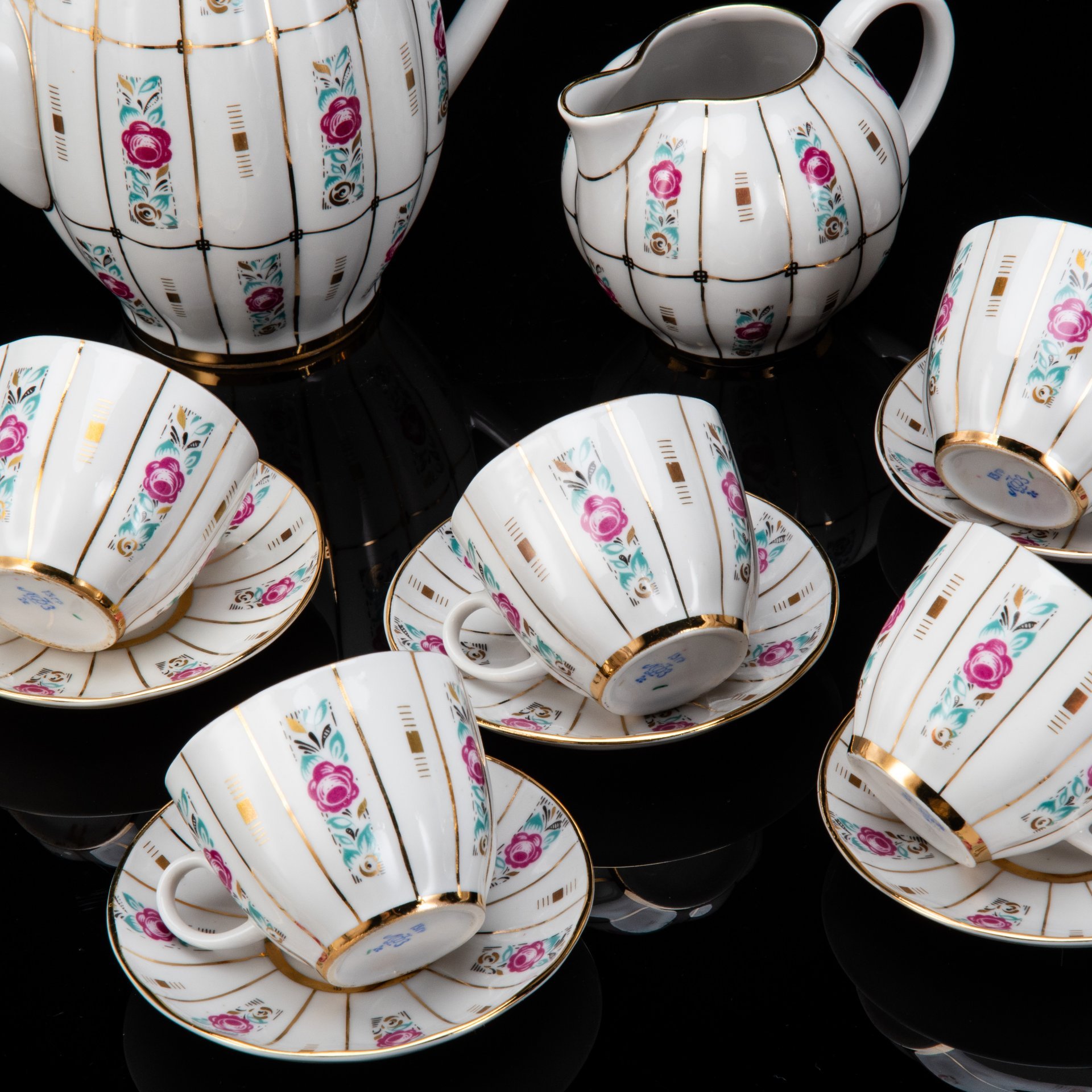 Сервиз кофейный с декором в виде роз на 5 персон (12 предметов), форма "Тюльпан", фарфор, деколь, золочение, Ленинградский фарфоровый завод (ЛФЗ), СССР, 1960-1970 гг.