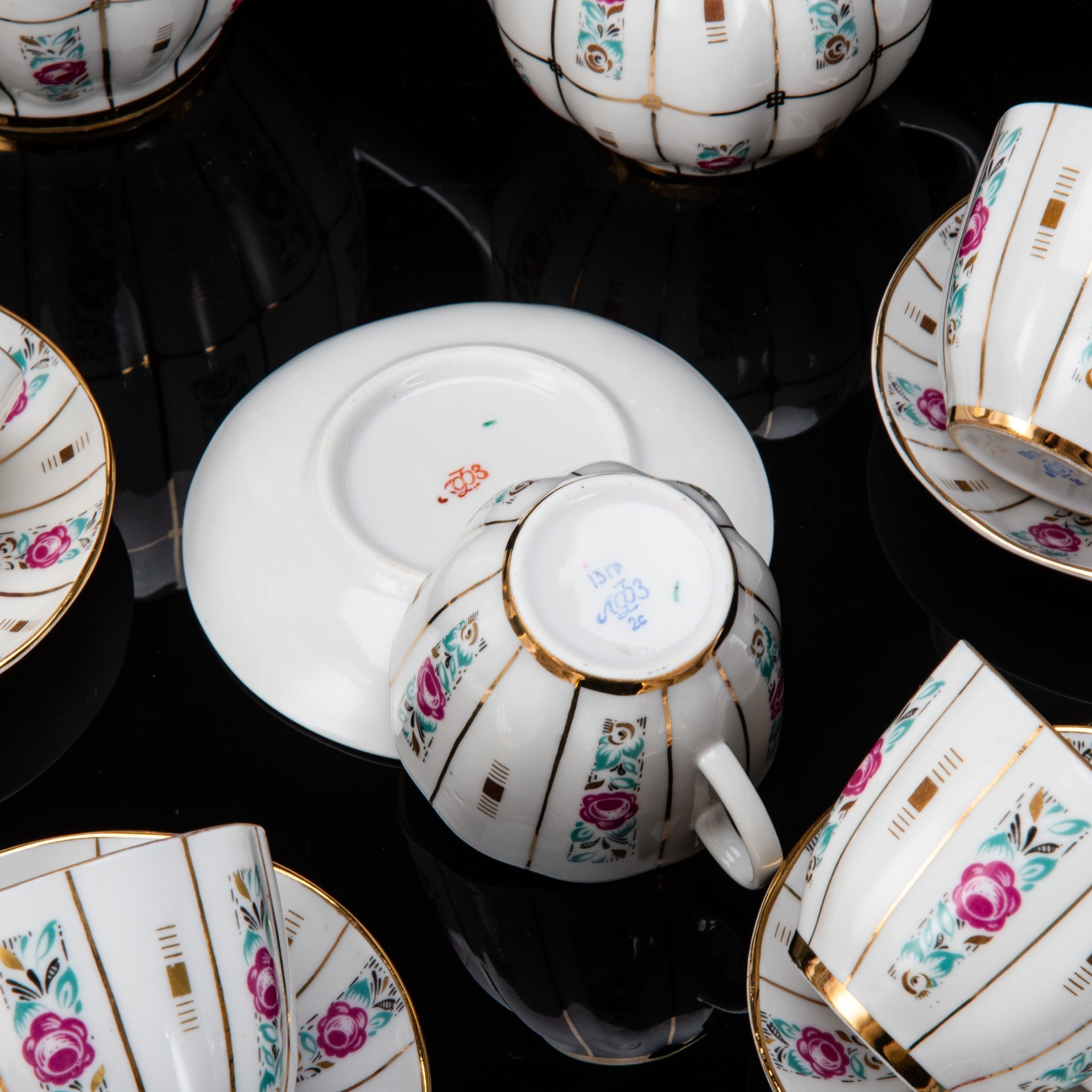 Сервиз кофейный с декором в виде роз на 5 персон (12 предметов), форма "Тюльпан", фарфор, деколь, золочение, Ленинградский фарфоровый завод (ЛФЗ), СССР, 1960-1970 гг.