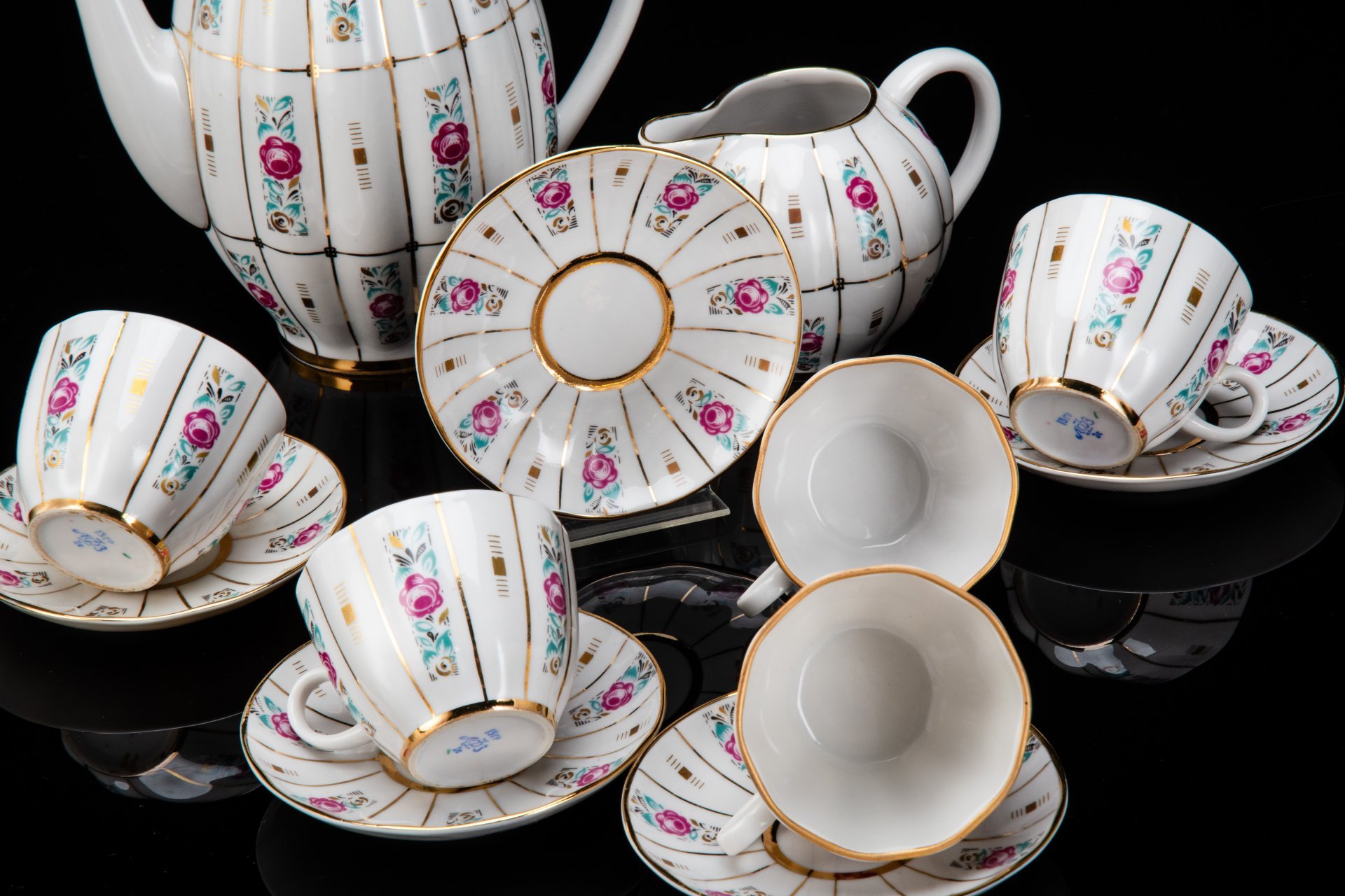 Сервиз кофейный с декором в виде роз на 5 персон (12 предметов), форма "Тюльпан", фарфор, деколь, золочение, Ленинградский фарфоровый завод (ЛФЗ), СССР, 1960-1970 гг.