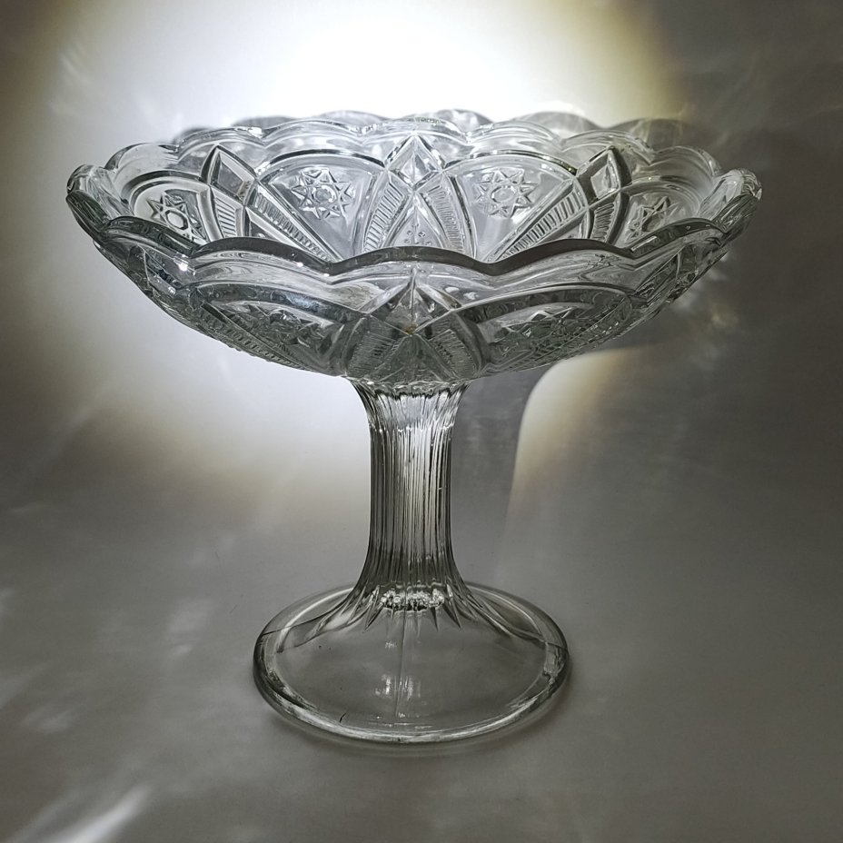 Вазочка на ножке (конфетница, фруктовница) с рельефным декором и фигурным бортом, стекло, Гусевской хрустальный завод (Гусь-Хрустальный), СССР, 1950-1970 гг.