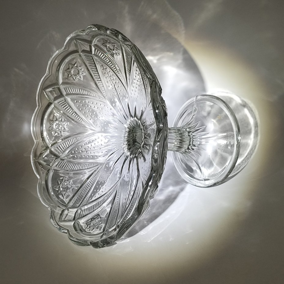 Вазочка на ножке (конфетница, фруктовница) с рельефным декором и фигурным бортом, стекло, Гусевской хрустальный завод (Гусь-Хрустальный), СССР, 1950-1970 гг.