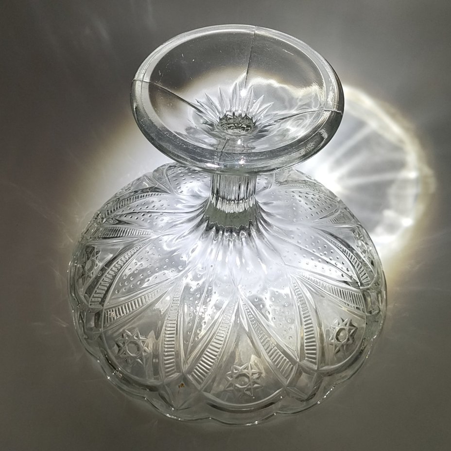 Вазочка на ножке (конфетница, фруктовница) с рельефным декором и фигурным бортом, стекло, Гусевской хрустальный завод (Гусь-Хрустальный), СССР, 1950-1970 гг.