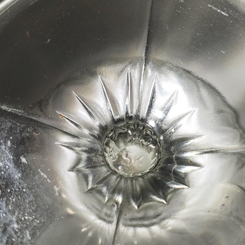 Вазочка на ножке (конфетница, фруктовница) с рельефным декором и фигурным бортом, стекло, Гусевской хрустальный завод (Гусь-Хрустальный), СССР, 1950-1970 гг.