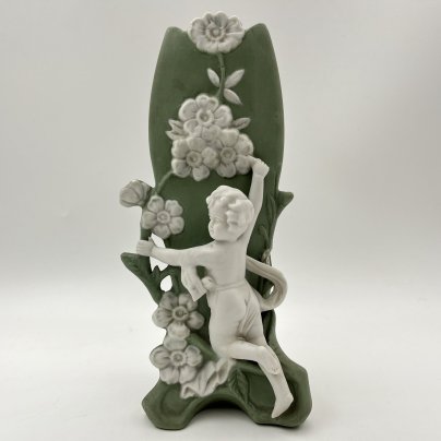 Ваза в стиле модерн с цветочным декором и фигуркой путти, бисквит, крытье, Дмитровский фарфоровый завод (ДФЗ Вербилки), Россия, 1910-1930 гг.