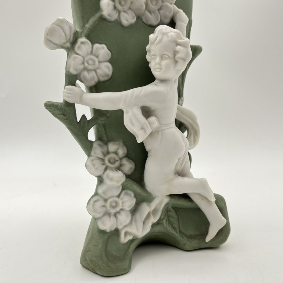 Ваза в стиле модерн с цветочным декором и фигуркой путти