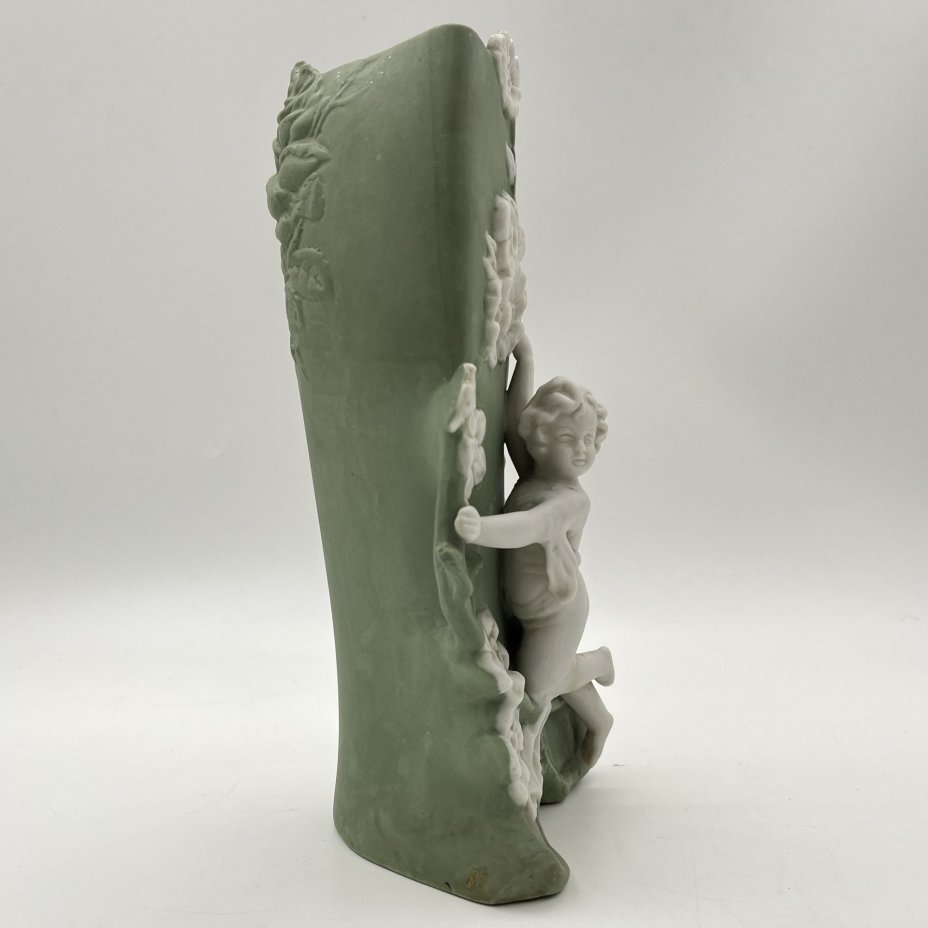 Ваза в стиле модерн с цветочным декором и фигуркой путти